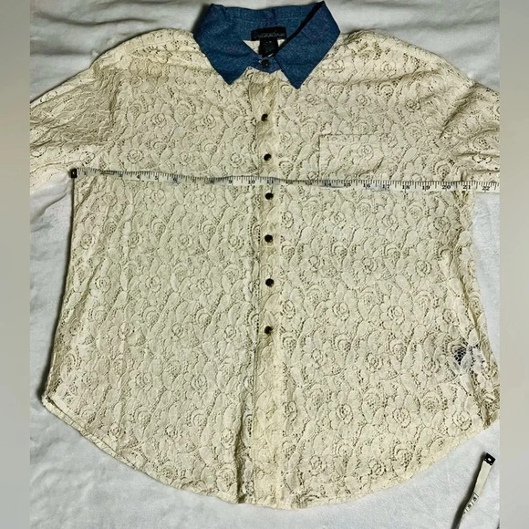 Signature Studio Lace Button-Up Top - Picture 3 of 7